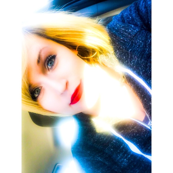 Meet your Posh Ambassador, Morgan. ♡ - Picture 1 of 1